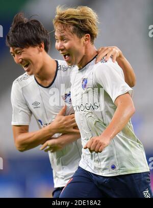 Doha, Katar. November 2020. Shuto ABE (R) vom FC Tokyo feiert sein Tor beim Gruppenfußballspiel der AFC Champions League zwischen dem Shanghai Shenhua FC und dem FC Tokyo in Doha, Katar, 27. November 2020. Quelle: Nikku/Xinhua/Alamy Live News Stockfoto