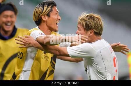 Doha, Katar. November 2020. Shuto ABE (R) vom FC Tokyo feiert sein Tor beim Gruppenfußballspiel der AFC Champions League zwischen dem Shanghai Shenhua FC und dem FC Tokyo in Doha, Katar, 27. November 2020. Quelle: Nikku/Xinhua/Alamy Live News Stockfoto