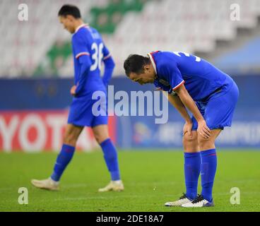 Doha, Katar. November 2020. Die Spieler des Shanghai Shenhua FC reagieren, nachdem sie das Gruppenfußballspiel der AFC Champions League zwischen dem Shanghai Shenhua FC und dem FC Tokyo in Doha, Katar, 27. November 2020 verloren haben. Quelle: Nikku/Xinhua/Alamy Live News Stockfoto