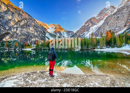 Der schöne Pragsersee im Spätherbst mit etwas Schnee, ist die Perle der Dolomitenseen ein UNESCO-Weltkulturerbe und liegt in der Pragischen Südtirol Stockfoto