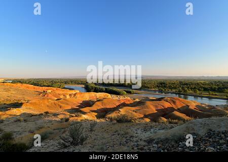 Mehrfarbige erodierte Felsformationen in Wucaitan, fünffarbiger Strand, Burqin County, Nord-Xinjiang, China Stockfoto