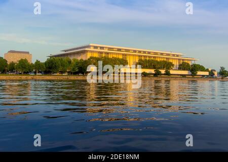 Washington DC - 18. Juli 2018; Blick auf das John F Kennedy Center für darstellende Kunst vom Potomac River bei Sonnenuntergang mit Gebäude in s beleuchtet Stockfoto