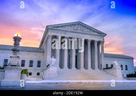 Blick auf Marmorsäulen und griechische klassische Architektur der United States Supreme Court Gebäude mit Sonnenaufgang im Hintergrund Stockfoto