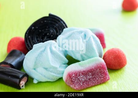 Gruppe von bunten italienischen Süßigkeiten für Party: Schwarze Süßholz Süßigkeiten auf einem grünen Hintergrund weichen Fokus Foto. Stockfoto