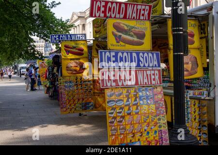 Washington DC --Aug 18, 2018; Lebensmittel-LKW-Verkäufer säumen die Straßen des amerikanischen Kapitols und verkaufen Snacks an Touristen, die durch die Straßen schlendern Stockfoto