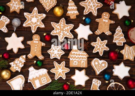 Gingerbread cookies mit Gewürzen und Urlaub Schmuck Stockfoto