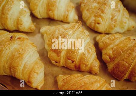 Verschiedene Croissants frisch aus dem Ofen gebacken Stockfoto