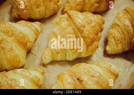 Verschiedene Croissants frisch aus dem Ofen gebacken Stockfoto