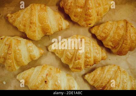 Verschiedene Croissants frisch aus dem Ofen gebacken Stockfoto