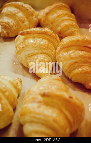 Verschiedene Croissants frisch aus dem Ofen gebacken Stockfoto