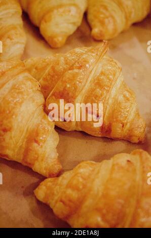 Verschiedene Croissants frisch aus dem Ofen gebacken Stockfoto