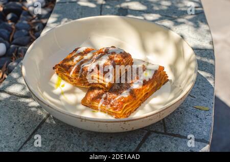 Köstliche Ragu Lasagne aus Rindfleisch auf einem weißen Teller, hergestellt von einem italienischen Restaurant in Bali, Indonesien Stockfoto