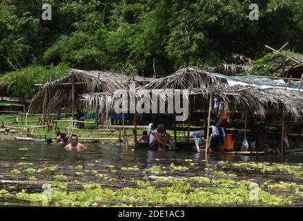 Baden und Waschen von Kleidung auf dem Fluss in Manila Philippinen Stockfoto