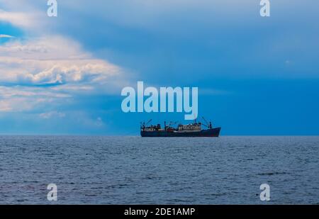 Das Fischerboot zum Fischen im Meer. Stockfoto