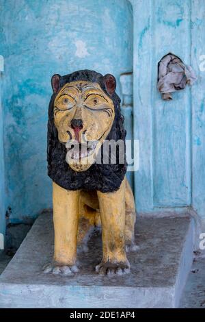 Bunte Gebäude mit Tiermalereien und Statuen Punkten die Land in Indien Stockfoto