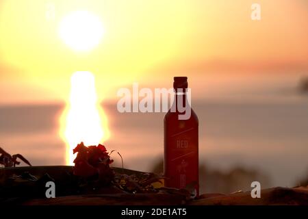 Johnnie Walker Red Label. Genuss bei Sonnenuntergang Stockfoto