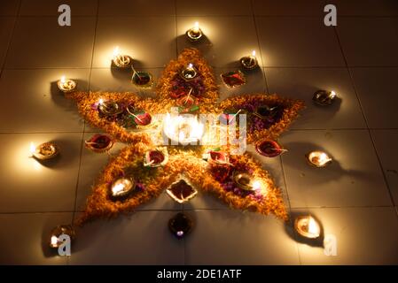 Dekoration von Diya / Öl-Lampen auf dem Boden mit Flammen zu feiern Diwali in der Dunkelheit des Abends. Indische Feste und Diwali Feier Stockfoto