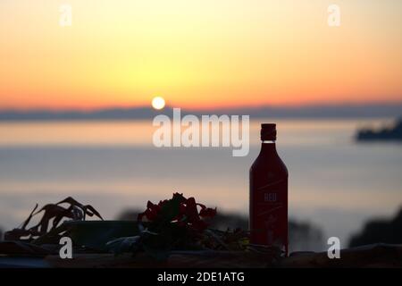 Johnnie Walker Red Label. Genuss bei Sonnenuntergang Stockfoto