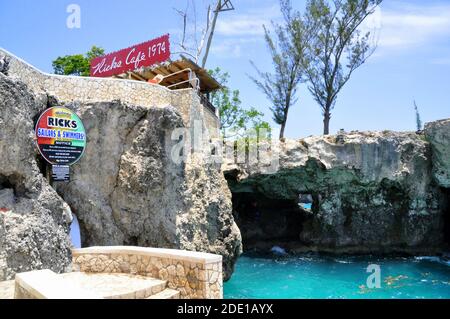 Negril, Jamaica - 5. Mai 2015 - die hohe Klippe und das blaue Meer von Rick's Cafe Stockfoto