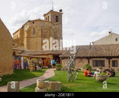 Kirche von Santa Maria aus dem Hof des Hostels en El Camino (albergue) - Boadilla del Camino, Kastilien und Leon, Spanien Stockfoto