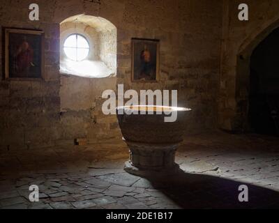 Taufbecken aus Stein aus dem 14. Jahrhundert in der Kirche Santa Maria - Boadilla del Camino, Kastilien und Leon, Spanien Stockfoto