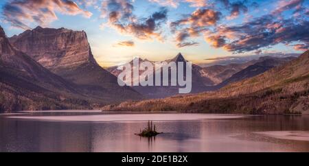 Blick auf einen Glacier Lake mit amerikanischer Rocky Mountain Landschaft Stockfoto