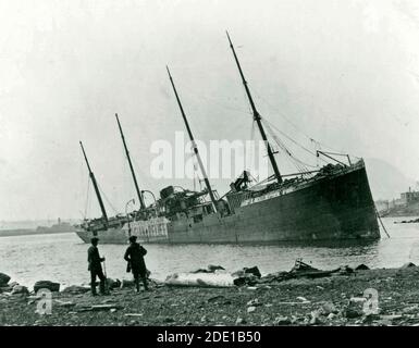 Das norwegische Dampfschiff Imo ist nach der Halifax-Explosion 1917 auf Dartmouth-Ufer auf Grund. Foto aufgenommen im Januar 1918 Stockfoto