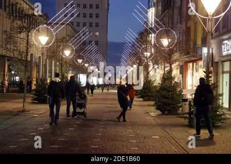 Gera, Deutschland. November 2020. Die Fußgängerzone in der Innenstadt ist weihnachtlich beleuchtet. Der Weihnachtsmarkt, der als Märchenmarkt bekannt ist, wird in diesem Jahr nicht stattfinden. Doch die Märchenfiguren wurden von der Stadt rund um den Marktplatz aufgestellt. Kredit: Bodo Schackow/dpa-zentralbild/dpa/Alamy Live Nachrichten Stockfoto