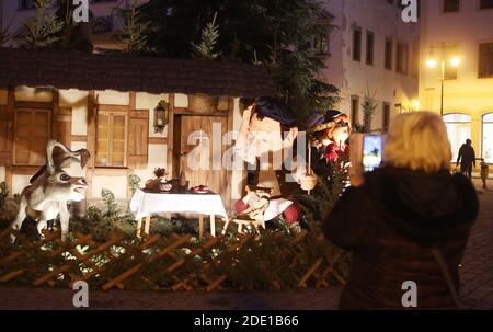 Gera, Deutschland. November 2020. Figuren aus dem Märchen 'Tischlein Deck Dich' sind auf dem Marktplatz. Der Weihnachtsmarkt, der als Märchenmarkt bekannt ist, wird dieses Jahr nicht stattfinden. Aber die Märchenfiguren wurden um den Marktplatz herum von der Stadt platziert. Kredit: Bodo Schackow/dpa-zentralbild/dpa/Alamy Live Nachrichten Stockfoto