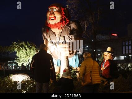 Gera, Deutschland. November 2020. Figuren aus dem Märchen "der Riese und der Schneider" befinden sich im Stadtzentrum. Der Weihnachtsmarkt, der als Märchenmarkt bekannt ist, wird in diesem Jahr nicht stattfinden. Aber die Märchenfiguren wurden von der Stadt rund um den Marktplatz aufgestellt. Kredit: Bodo Schackow/dpa-zentralbild/dpa/Alamy Live Nachrichten Stockfoto