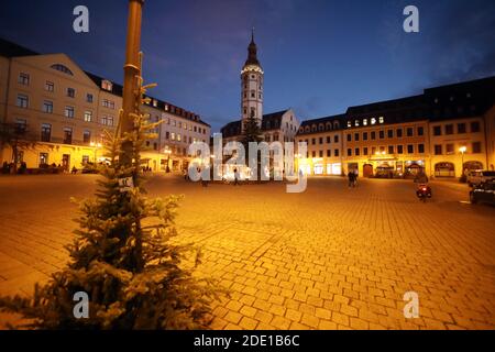 Gera, Deutschland. November 2020. Nur wenige Besucher stehen auf dem Marktplatz. Der Weihnachtsmarkt, der als Märchenmarkt bekannt ist, wird in diesem Jahr nicht stattfinden. Aber die Märchenfiguren wurden von der Stadt rund um den Marktplatz aufgestellt. Kredit: Bodo Schackow/dpa-zentralbild/dpa/Alamy Live Nachrichten Stockfoto