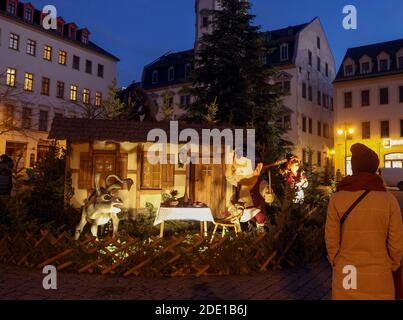 Gera, Deutschland. November 2020. Figuren aus dem Märchen 'Tischlein Deck Dich' sind auf dem Marktplatz. Der Weihnachtsmarkt, der als Märchenmarkt bekannt ist, wird dieses Jahr nicht stattfinden. Aber die Märchenfiguren wurden um den Marktplatz herum von der Stadt platziert. Kredit: Bodo Schackow/dpa-zentralbild/dpa/Alamy Live Nachrichten Stockfoto