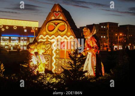 Gera, Deutschland. November 2020. Figuren aus dem Märchen 'Hänsel und Gretel' befinden sich in der Innenstadt. Der Weihnachtsmarkt, der als Märchenmarkt bekannt ist, wird in diesem Jahr nicht stattfinden. Aber die Märchenfiguren wurden von der Stadt rund um den Marktplatz aufgestellt. Kredit: Bodo Schackow/dpa-zentralbild/dpa/Alamy Live Nachrichten Stockfoto