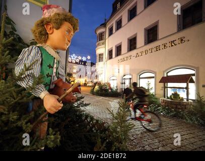 Gera, Deutschland. November 2020. Figuren aus dem Märchen 'Hans im Glück' befinden sich in der Innenstadt. Der Weihnachtsmarkt, der als Märchenmarkt bekannt ist, wird in diesem Jahr nicht stattfinden. Aber die Märchenfiguren wurden von der Stadt rund um den Marktplatz aufgestellt. Kredit: Bodo Schackow/dpa-zentralbild/dpa/Alamy Live Nachrichten Stockfoto