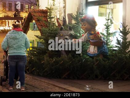 Gera, Deutschland. November 2020. Figuren aus dem Märchen "Rotkäppchen" stehen auf dem Marktplatz. Der Weihnachtsmarkt, der als Märchenmarkt bekannt ist, wird dieses Jahr nicht stattfinden. Aber die Märchenfiguren wurden von der Stadt rund um den Marktplatz aufgestellt. Kredit: Bodo Schackow/dpa-zentralbild/dpa/Alamy Live Nachrichten Stockfoto