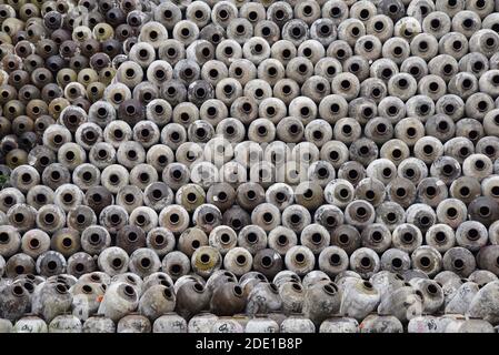 Großer Stapel von Weingläsern in einem Weingut, Linhai, Provinz Zhejiang, China Stockfoto