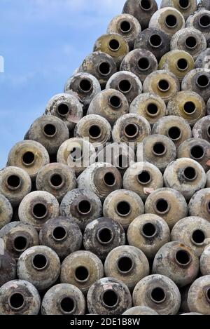 Großer Stapel von Weingläsern in einem Weingut, Linhai, Provinz Zhejiang, China Stockfoto