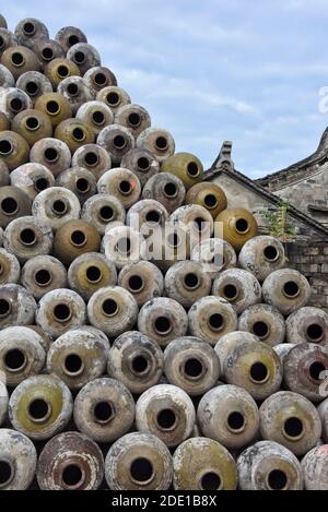 Großer Stapel von Weingläsern in einem Weingut, Linhai, Provinz Zhejiang, China Stockfoto