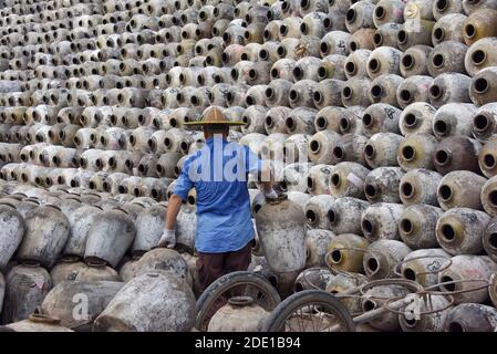 Mann stapelt Weingläser auf den großen Stapel in einem Weingut, Linhai, Provinz Zhejiang, China Stockfoto