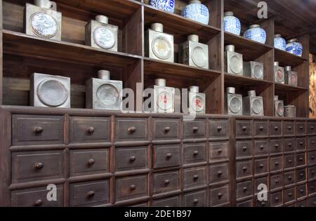 Traditionelle chinesische Medizin Apotheke in der Altstadt, Linhai, Zhejiang Provinz, China Stockfoto