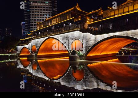 Nachtansicht der Anshun Brücke über den Jin Fluss mit Spiegelung im Wasser, Chengdu, Provinz Sichuan, China Stockfoto