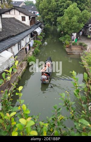 Ruderboot Wupeng auf dem Canal Grande, Shaoxing, Provinz Zhejiang, China Stockfoto