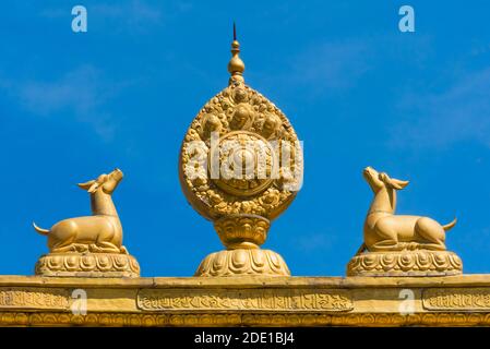 Goldenes Dharma-Rad, flankiert von zwei Hirschen auf dem Dach, Norbulingka, Teil des "Historic Ensemble des Potala Palace und ein UNESCO-Weltkulturerbe,