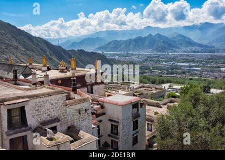 Blick auf das Lhasa-Tal vom Drepung-Kloster, einem der drei großen Gelug-Universitätsklöster Tibets, Lhasa, Tibet, China Stockfoto