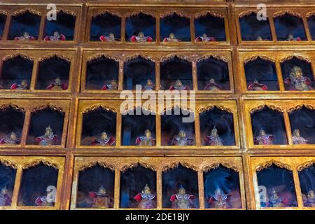 Buddhistische Statuen im Kloster Drepung, einem der drei großen Gelug-Universitätsklöster Tibets, Lhasa, Tibet, China Stockfoto