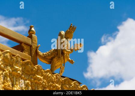 Goldene Statue auf umgedrehten Traufen, Jokhang Tempel, Teil des "Historic Ensemble des Potala Palace und ein UNESCO-Weltkulturerbe, Lhasa, Tibet, C. Stockfoto