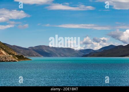 Landschaft des Yamdrok Sees (Yamdrok Yumtso), Tibet, China Stockfoto