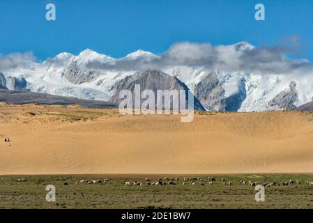 Schneebedeckte Berggipfel im Himalaya, Präfektur Shigatse, Tibet, China Stockfoto
