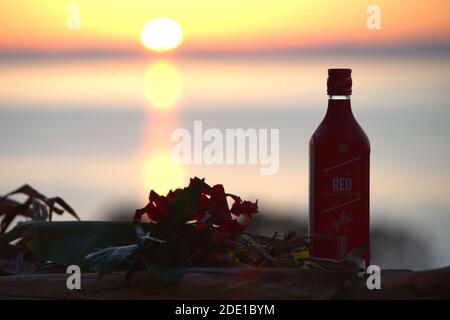 Johnnie Walker Red Label. Genuss bei Sonnenuntergang Stockfoto