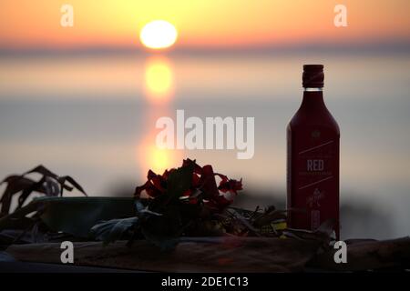 Johnnie Walker Red Label. Genuss bei Sonnenuntergang Stockfoto